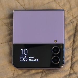 Samsung Galaxy Flip 4 Cell Phone
